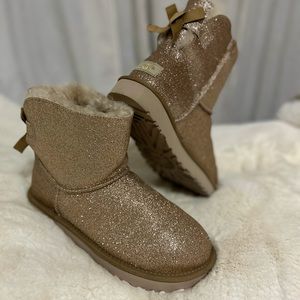 UGG WOMANS SIZE 9 mini Bailey Bow sparkle